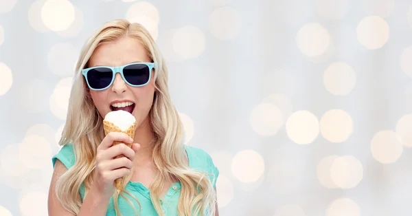 Gelukkig jonge vrouw in zonnebril eten van ijs — Stockfoto