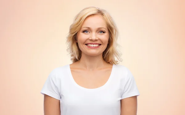 Χαμογελαστή γυναίκα με λευκή μπλούζα — Φωτογραφία Αρχείου