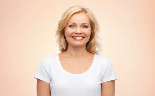 Leende kvinna i blank vit t-shirt — Stockfoto