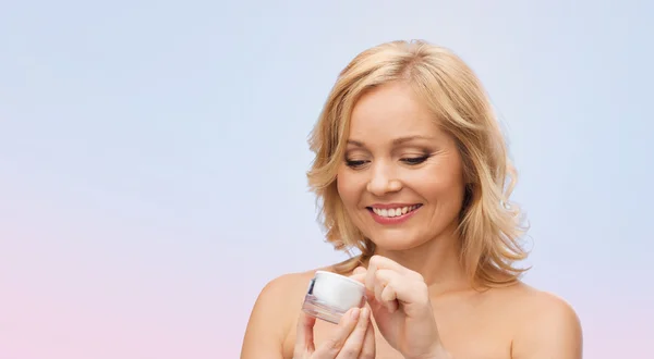 Mujer feliz con tarro de crema —  Fotos de Stock