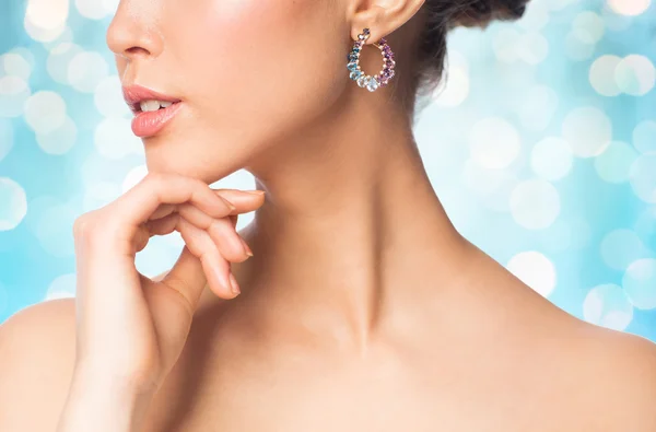 Close-up van de mooie vrouw gezicht met earring — Stockfoto