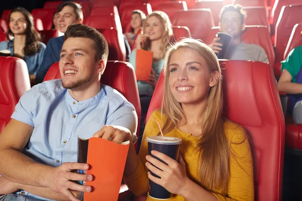 Щасливі друзі дивляться кіно в театрі — стокове фото