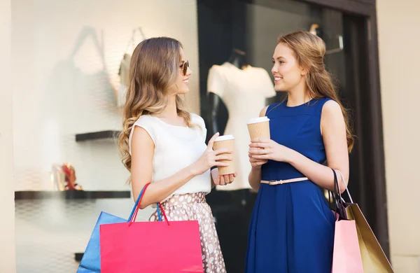 ショッピング バッグや喫茶店ででも若い女性 — ストック写真