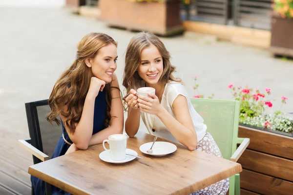 Mulheres jovens bebendo café e conversando no café — Fotografia de Stock