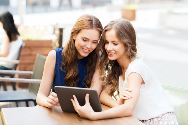 Gelukkig jonge vrouwen of tienermeisjes met tablet pc — Stockfoto