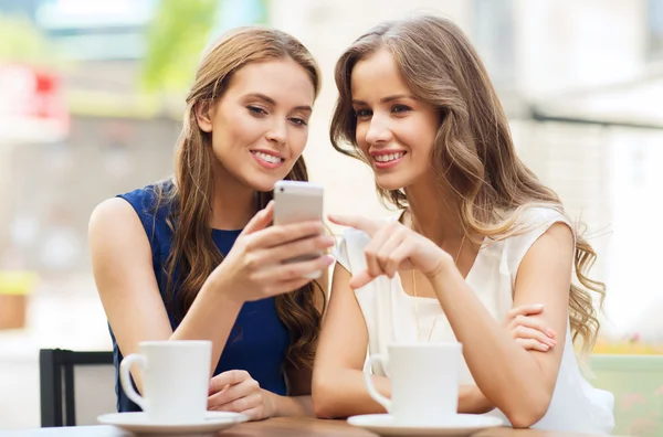 Mulheres jovens com smartphone e café no café — Fotografia de Stock