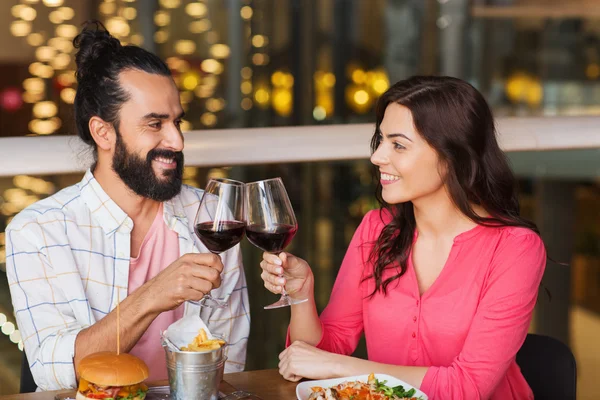 Glückliches Paar speist und trinkt Wein im Restaurant — Stockfoto