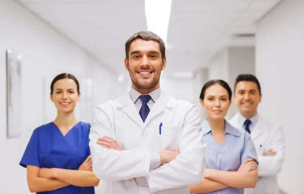 Grupo feliz de médicos o médicos en el hospital — Foto de Stock