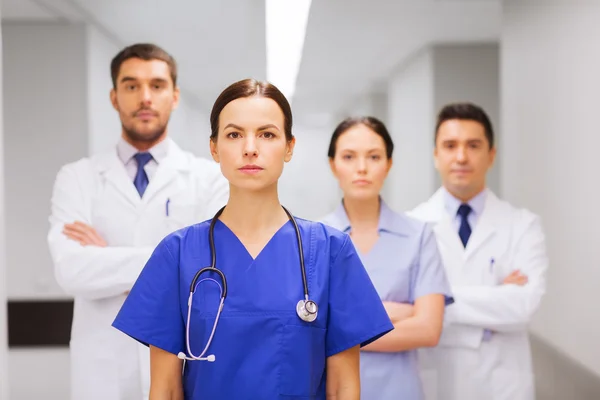Groep medics of artsen in het ziekenhuis — Stockfoto