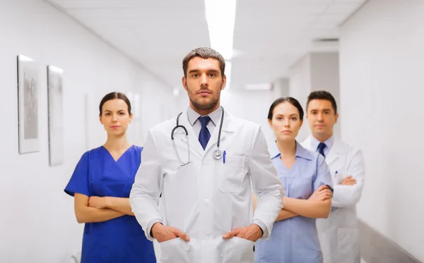 Gruppe von Sanitätern oder Ärzten im Krankenhaus — Stockfoto