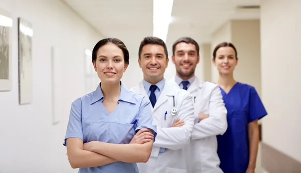 Boldog orvosok vagy orvosok kórházban — Stock Fotó
