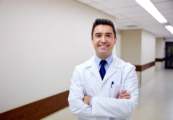 Gülümseyen hastane koridorunda doktorda — Stok fotoğraf