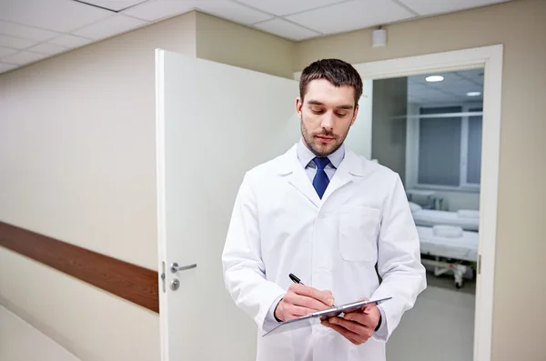 Médico com área de transferência no hospital — Fotografia de Stock