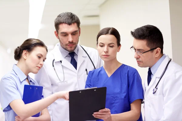 Groupe de médecins à l'hôpital avec presse-papiers — Photo