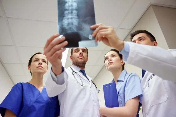 Skupina lékařů při pohledu na x-ray skenování obrázku — Stock fotografie