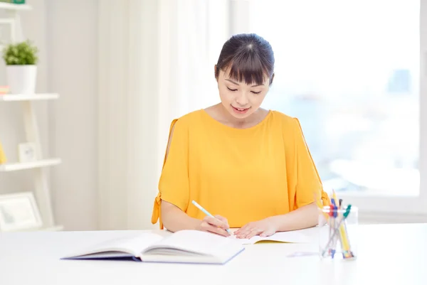 Gelukkig Aziatische jonge vrouw student leren thuis — Stockfoto