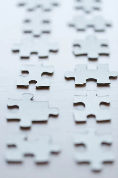 Nahaufnahme von Puzzleteilen auf dem Tisch — Stockfoto