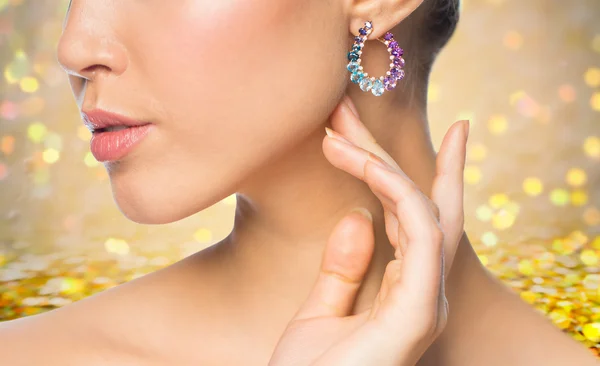 Close-up van de mooie vrouw gezicht met earring — Stockfoto