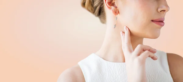 Nahaufnahme des schönen Frauengesichts mit goldenem Ohrring — Stockfoto