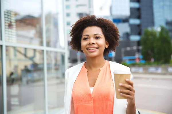 Happy african businesswoman with coffee in city — Stock Photo, Image