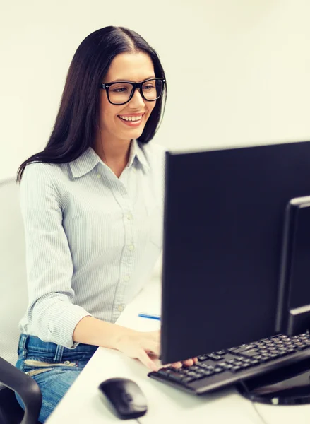 Sorridente donna d'affari o studente con gli occhiali — Foto Stock