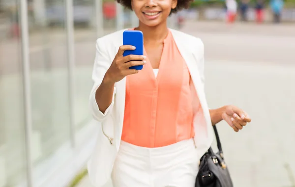 Close-up de mulher africana com smartphone na cidade — Fotografia de Stock