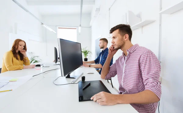 Человек или дизайнер с компьютером и планшетом в офисе — стоковое фото
