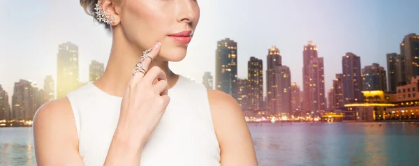 Κοντινό πλάνο του όμορφη γυναίκα με δαχτυλίδι και σκουλαρίκια — Φωτογραφία Αρχείου
