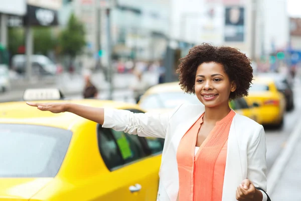 Glückliche Afrikanerin erwischt Taxi — Stockfoto