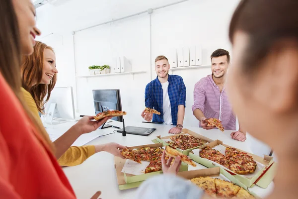 Glückliches Geschäftsteam beim Pizza essen im Büro — Stockfoto