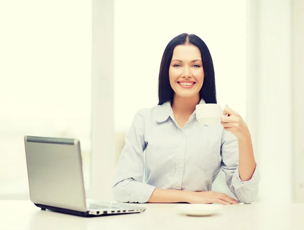 Affärskvinna eller student med laptop leende — Stockfoto