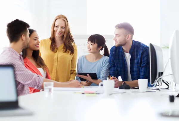 Fornøyde kreative team eller studenter som arbeider ved sine kontorer – stockfoto