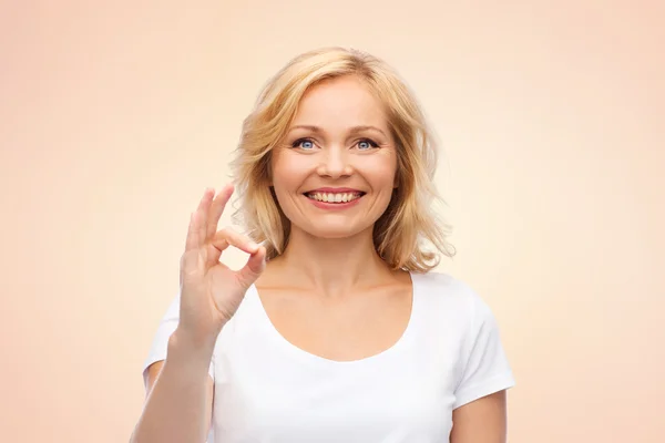 확인 손 기호를 표시 하는 흰색 티셔츠에 행복 한 여자 — 스톡 사진