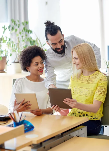 Glückliches Kreativteam mit Tablet-PC im Büro — Stockfoto