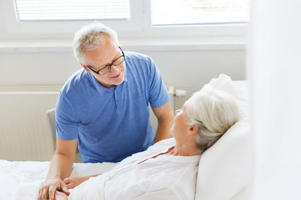 Seniorparmøte på sykehusavdelingen – stockfoto