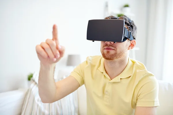 Jeune homme en réalité virtuelle casque ou lunettes 3D — Photo