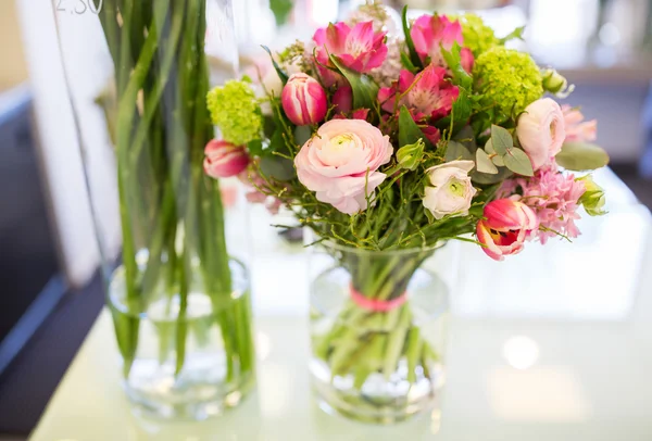 Закрыть пучок в вазе в цветочном магазине — стоковое фото