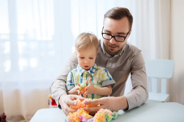 Padre e figlio giocare con argilla palla a casa — Foto Stock