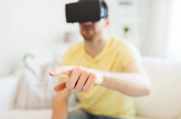 Jovem em realidade virtual headset ou óculos 3d — Fotografia de Stock