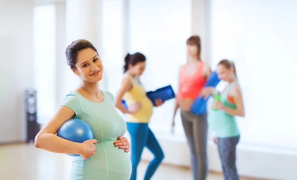 Glad gravid kvinna med boll i gym — Stockfoto