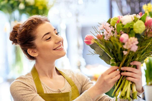 Fiorista sorridente donna che fa mazzo al negozio di fiori — Foto Stock