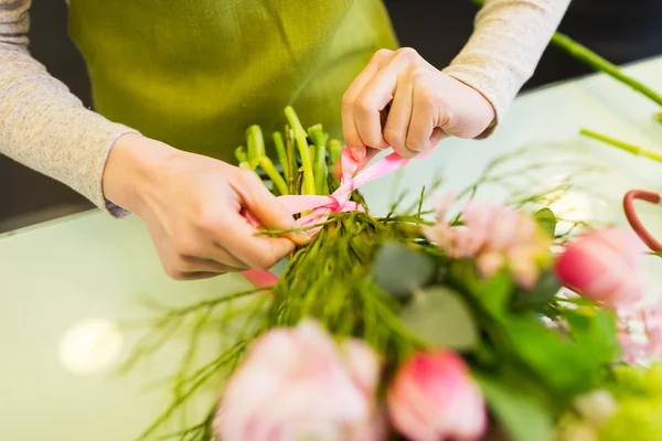 Nahaufnahme einer Frau, die im Blumenladen einen Strauß macht — Stockfoto