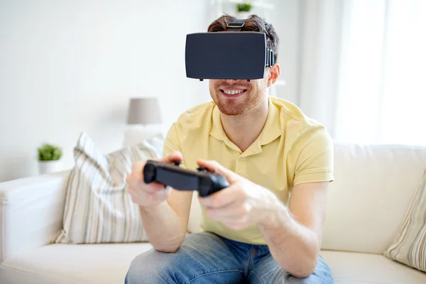 Homem em fone de ouvido realidade virtual com controlador — Fotografia de Stock