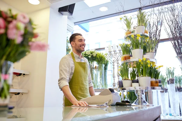 Florista homem ou vendedor em balcão de loja de flores — Fotografia de Stock