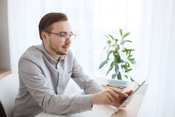 Счастливый креативный офисный работник-мужчина с планшетным компьютером — стоковое фото