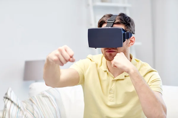 Junger Mann mit Virtual-Reality-Headset oder 3D-Brille — Stockfoto