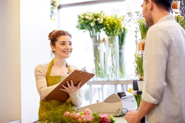 Floristería mujer y hombre haciendo orden en floristería — Foto de Stock