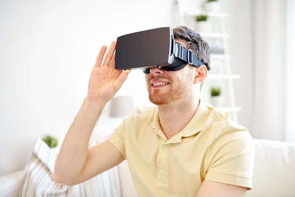 Jonge man in virtuele werkelijkheid hoofdtelefoon of 3D-bril — Stockfoto