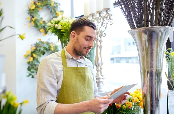 Man with tablet pc computer at flower shop — Stock Photo, Image