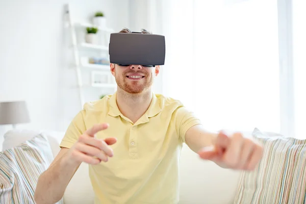 Jeune homme en réalité virtuelle casque ou lunettes 3D — Photo